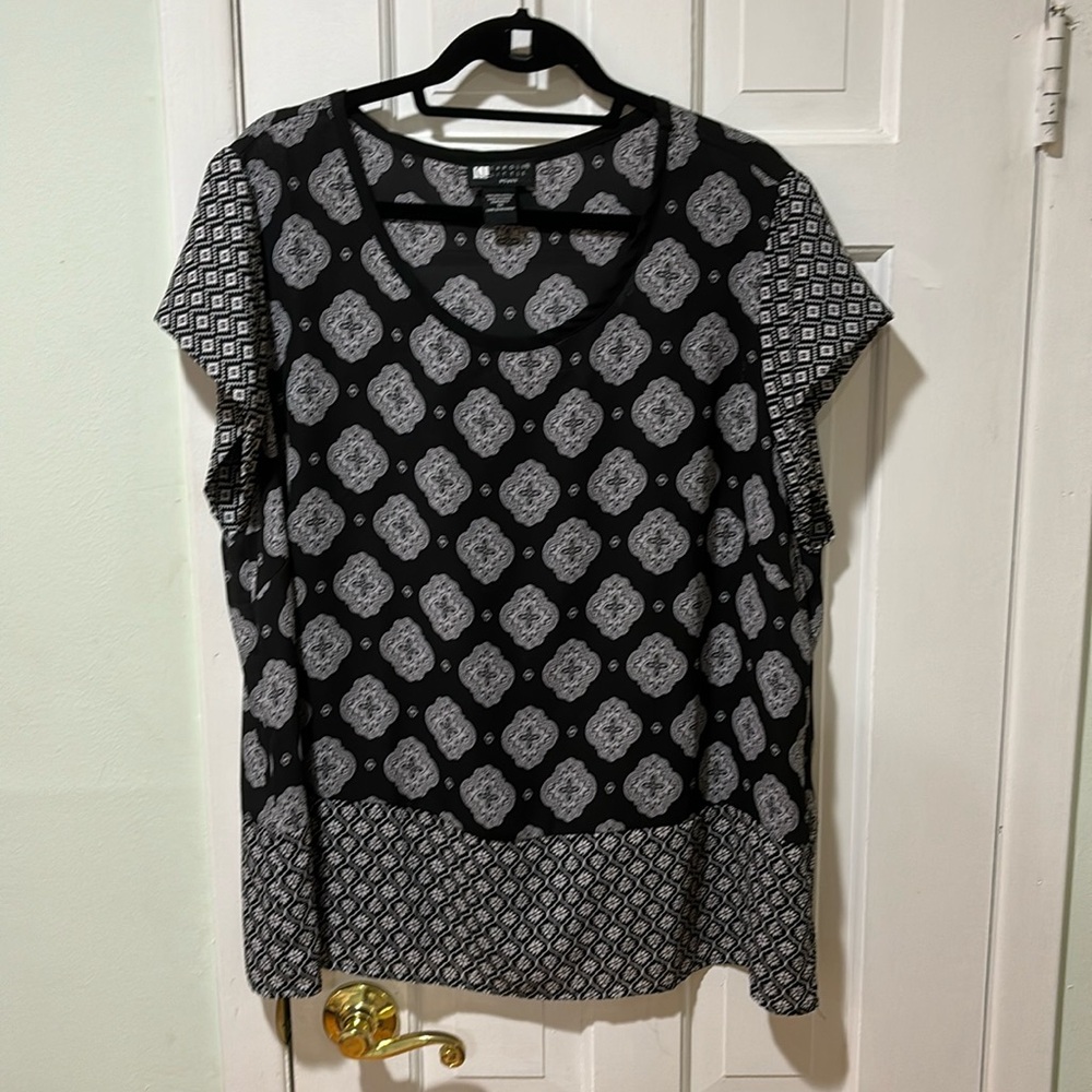 - Carole Little short Sleeve Top.